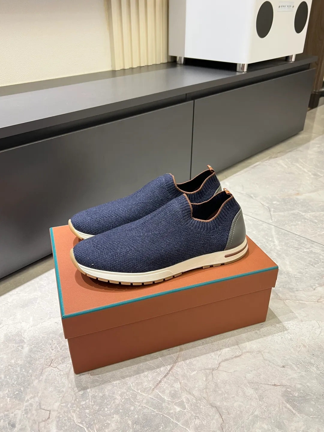 Men's Men's Shoes 💰p380 Loro Men's Shoes 💰piana/Noyo Piana 360 L Men's Shoes 💰p Flexy Walk Men's Sports Shoes These sports shoes are made of knitted wool uppers, and the heel is wrapped in smooth calf leather. Merino sheep are selected from Australia and New Zealand. The upper is machine-woven like a sweater, and then equipped with a white rubber outsole and a Kummel-colored sole. It is both beautiful and non-slip. The fabric is 100% cashmere and the insole is calf leather. It is super comfortable on the feet! Comes with full original packaging! Multiple colors available! Size: 38-44 (45 customized)